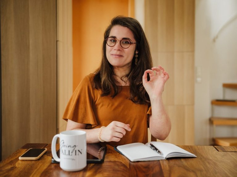 Maria Alexandrakis de Castro, founder of Madeca Consulting & Coaching elevating the online presence of coaches